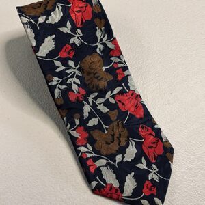 VTG Valentino Pietro Paris Rome Beverly Hills Floral Hand Fashioned  Silk Tie
